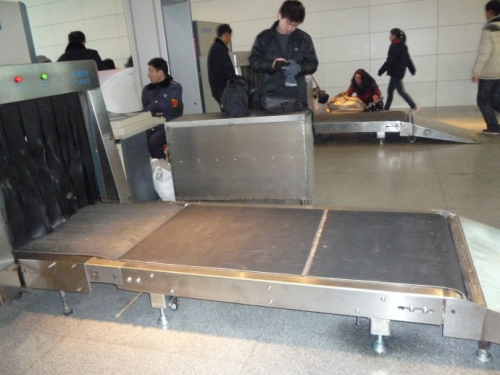 安檢機(jī)在車站的使用