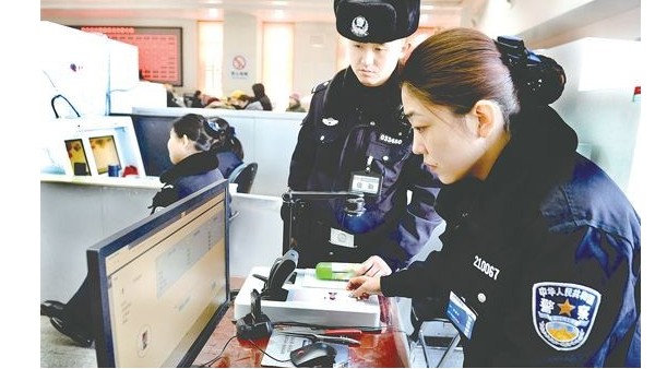 春運期間新型行李X光安檢機在車站保駕護航