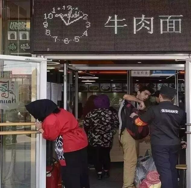 吃碗牛肉面也要進行安全檢查，可見網友所言非虛