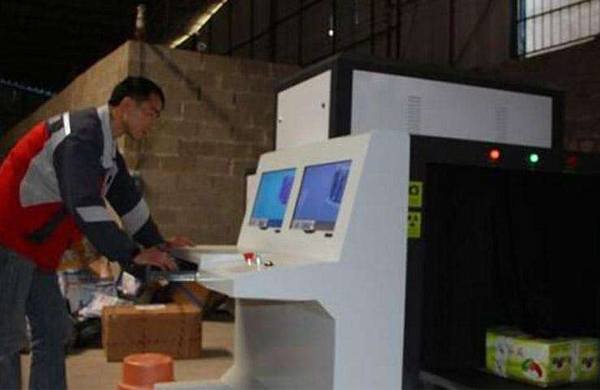 安檢機(jī)正在過包檢測