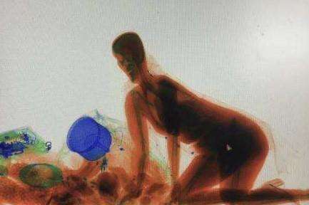 人過智能安檢機圖象