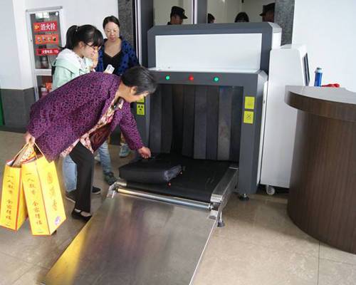 安檢設(shè)備在車站中的使用