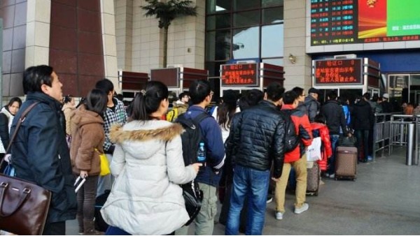 春運車站人多擁擠時還要過安檢？