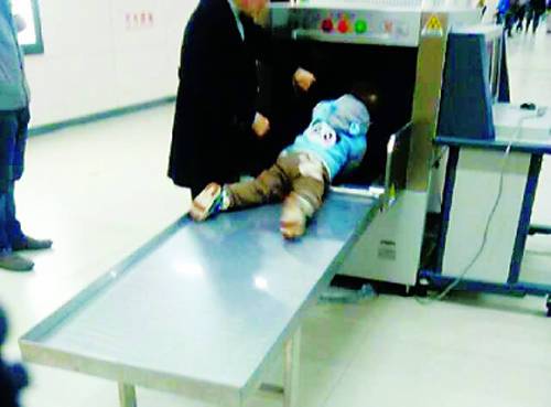 小孩爬在安檢機上